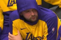 東契奇全場與胃病抗爭 表情掙扎引關(guān)注