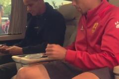 父子情深！青島紅獅與遼寧鐵人賽后，里瓦爾多與愛(ài)子團(tuán)聚