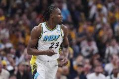 內(nèi)史密斯次節(jié)高效輸出10分 前半場9中6三分5中3砍15分6板