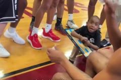 在尿都控制不了的歲數，卻能控制籃球隊的場