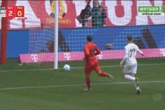 薩內(nèi)單刀挑射打中立柱彈出