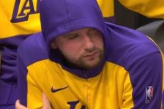 東契奇狀態(tài)堪憂 湖媒稱其明顯不適似將嘔吐