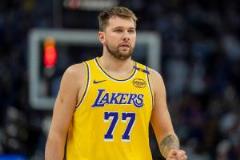 徐靜雨怒斥東子：你吃的是什么垃圾食品？難道在拍賣市場(chǎng)買30年前的漢堡？