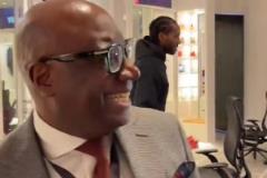 小卡對穿著西裝參加G3的祖巴茨表示喜愛，鏡頭掃到就默默離開