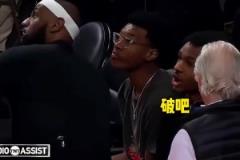 詹姆斯在打破紀(jì)錄的比賽中場(chǎng)和兒子的對(duì)話