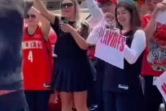 飛赴舊金山！大批火蜜夾道歡送杰倫-格林登機