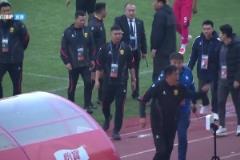 暴怒，主裁判點(diǎn)后又被邊裁取消，中甲青島紅獅教練怒摔身份牌