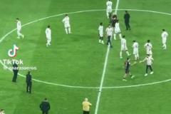 不服！賽后貝林厄姆要找裁判理論被隊友們攔住