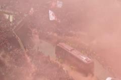 利物浦官方發(fā)布球隊大巴抵達現(xiàn)場的精彩畫面：多么精彩的入場??