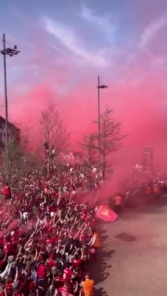 利物浦球迷熱情迎接球隊大巴，人山人海煙霧繚繞，不敗即奪冠！