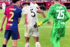 貝林厄姆被巴薩球員扶起，最近高強度比賽也是燃盡了自己