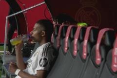 姆總心里苦終場哨響后，姆巴佩一個人回到替補席喝水發(fā)呆