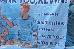 球迷手持德布勞內(nèi)海報(bào)現(xiàn)場(chǎng)：跨越萬(wàn)里來(lái)見(jiàn)你，能否送我你的球衣？