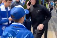 帕爾默在斯坦福橋外奔跑引球迷疑惑：哈哈，球隊大巴竟然沒趕上！