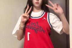 末節(jié)險(xiǎn)些20分大逆轉(zhuǎn)！女球迷身穿哈登球衣：繼續(xù)沖呀！！