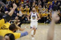 庫(kù)里半場(chǎng)高效輸出15分 帶領(lǐng)球隊(duì)正負(fù)值+5