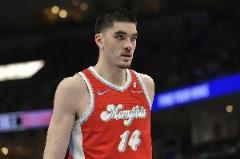 傳統(tǒng)中鋒！埃迪季后賽數(shù)據(jù)亮眼，6.3分7.8板2.5帽