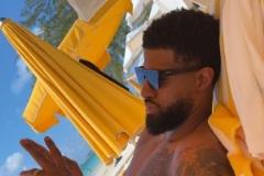 喬治嬌妻曬海邊度假照引關(guān)注