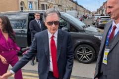 利物浦老板亨利攜妻觀戰(zhàn)，期待見證球隊(duì)奪冠時(shí)刻