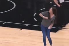 迪亞洛籃下和杰曼纏斗迪亞諾摟脖子+揮拳，裁判回看后維持杰曼普通犯規(guī)吹罰