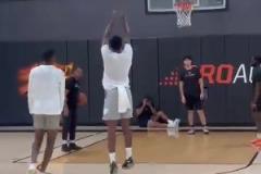 絲滑傳人？26屆熱門秀迪班薩和喬治一起訓(xùn)練 胯下撤步還真挺像