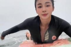 這體格！源哥又去沖浪了：在海里就會莫名其妙地覺得快樂~