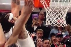 還是個(gè)2+1？戈登扣籃絕殺時(shí) 哈登結(jié)結(jié)實(shí)實(shí)打到他胳膊肘了