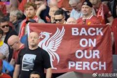 【重回王座】利物浦球迷高舉橫幅：“back on our perch”
