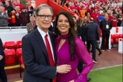 利物浦老板亨利與妻子琳達在安菲爾德合影慶賀奪冠