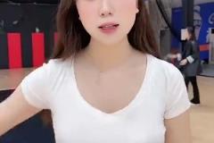 黑絲包臀裙！你說擺拍吧，她又有點東西