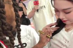 關鍵這簽名的位置？羅斯給國產卡戴珊肘姐衣服上簽名~