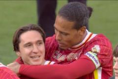 范迪克賽后擁抱基耶薩共慶奪冠