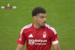 太背了！懷特不停球凌空抽射擊中橫梁！