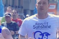 悠著點(diǎn)！44歲特里5小時(shí)完賽倫敦馬拉松，胸部疑似流血