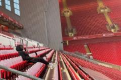 科納特獨坐安菲爾德看臺微笑俯瞰球場，以另類方式慶祝