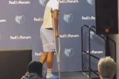 槍王下賽季見！莫蘭特拄拐參加灰熊賽季總結(jié)發(fā)布會(huì)