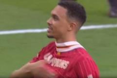 瓊斯推阿諾德上前感受球迷歡呼，阿諾德拍打胸前位置