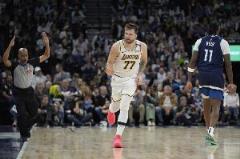 東契奇澄清末節(jié)摔倒原因：我絕對(duì)是被麥克丹尼爾斯絆倒的！