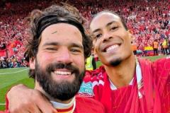 哥倆好，相互成就！阿利森曬與范迪克合照引熱議