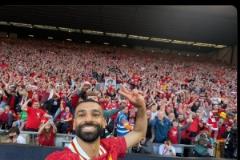 薩拉赫社交媒體曬與球迷自拍合影，笑容燦爛引熱議