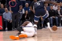 詹姆斯壓華子腿這下，慢鏡頭顯示患癌小球迷送他的手環(huán)也給拽飛了