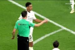 海港青年隊進球后跑去看臺挑釁球迷，連隊醫(yī)都一起幫腔