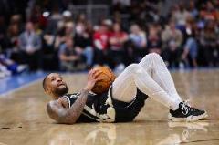 場(chǎng)上是兄弟！特雷-楊社媒發(fā)文：為利拉德祈禱