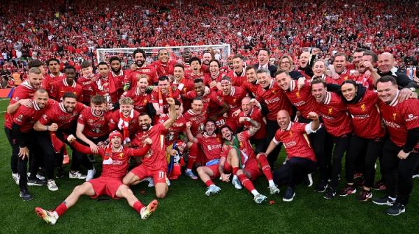 利物浦賽后奪冠大合影，全員笑容燦爛盡顯喜悅