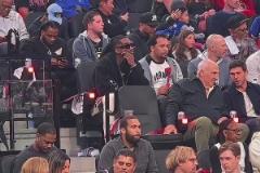 自己買票嗎？被拍到到快船主場(chǎng)觀看G4的曼恩！真的愛過！