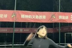 離譜！中乙賽場球童翻過廣告牌進場躺下，客隊：NM有這樣玩的啊