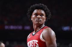 阿門上半場高效輸出但3次犯規(guī)成隱患