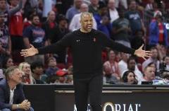 火箭首發(fā)五人同場(chǎng)12分鐘輸13分引爭(zhēng)議