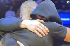 湯普森擁抱樂(lè)福，共度悲痛時(shí)刻