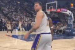 球迷：成年人為何每回合都抱怨？東契奇怒斥“閉嘴”！